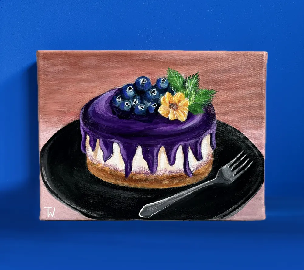 Schilderij van Brushed by Tess: een bosbessentaart op een blauwe achtergrond